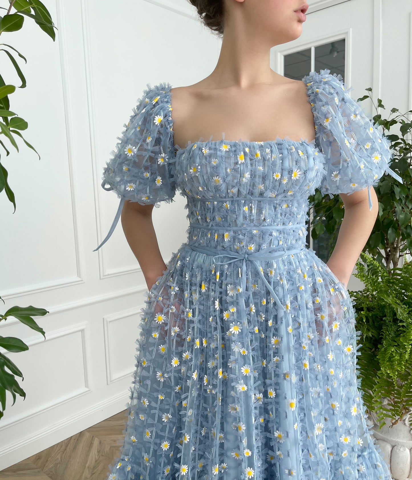 Blue midi dress with daisies and short sleeves