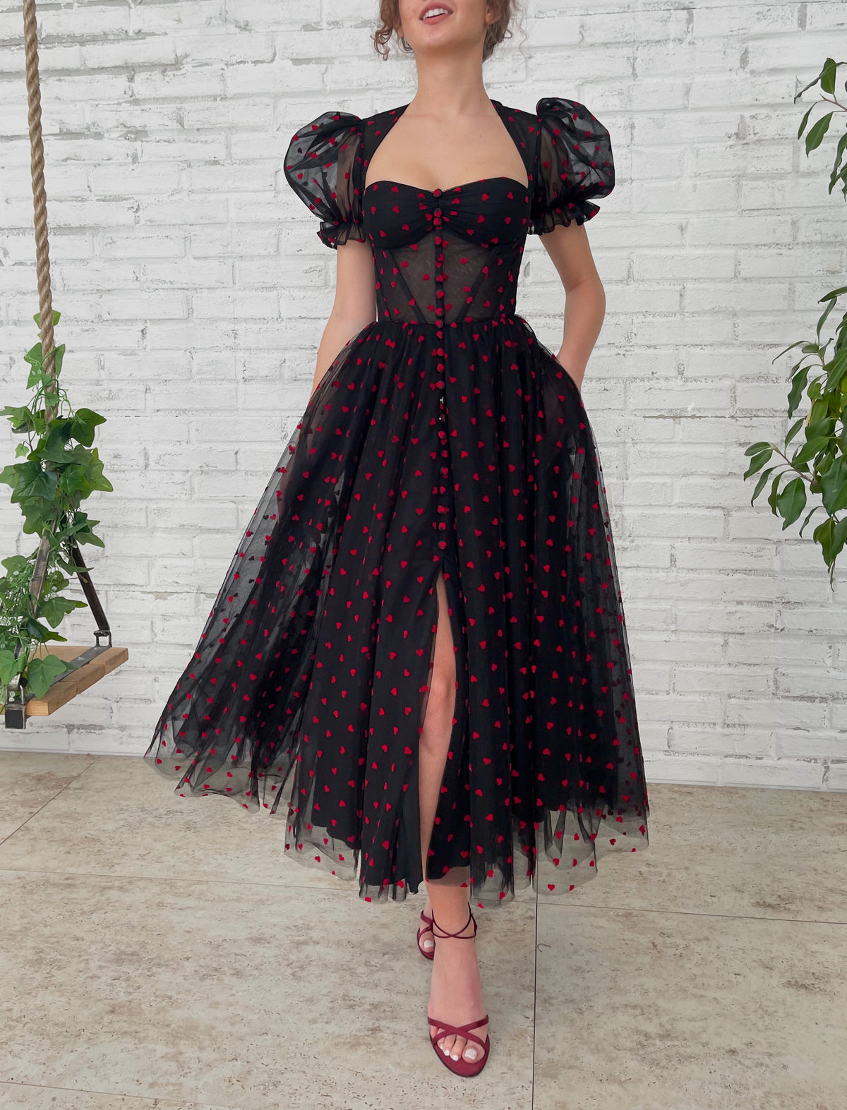 Black midi dress with short sleeves and hearty fabric