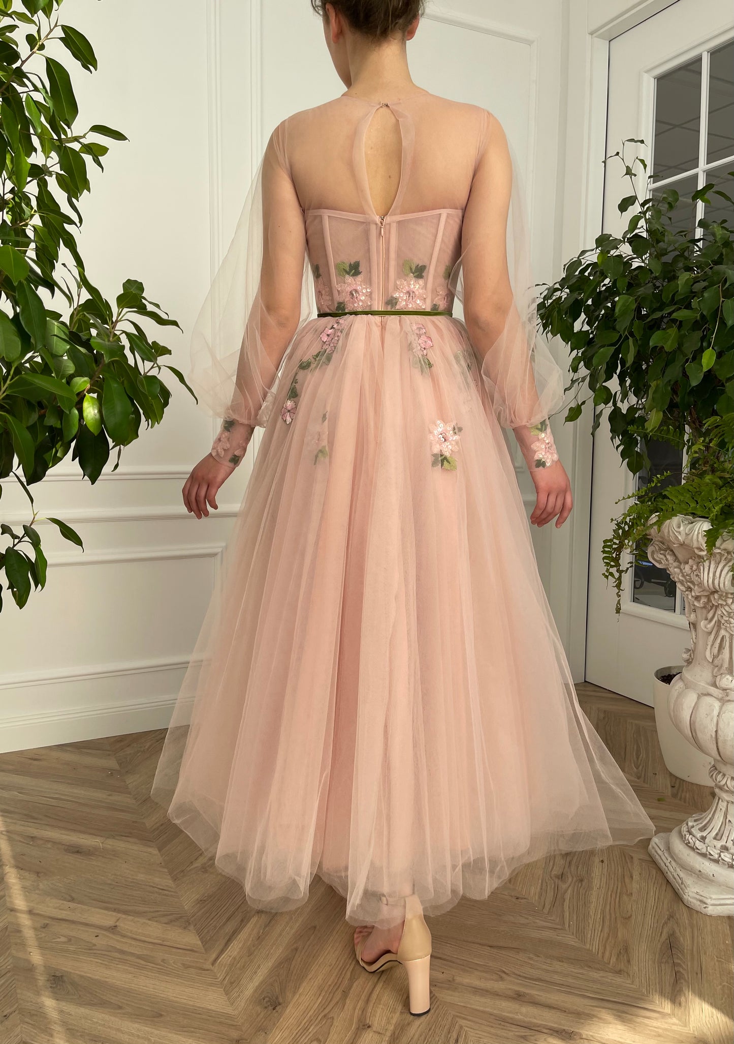Pink midi dress with long sleeves and embroidery