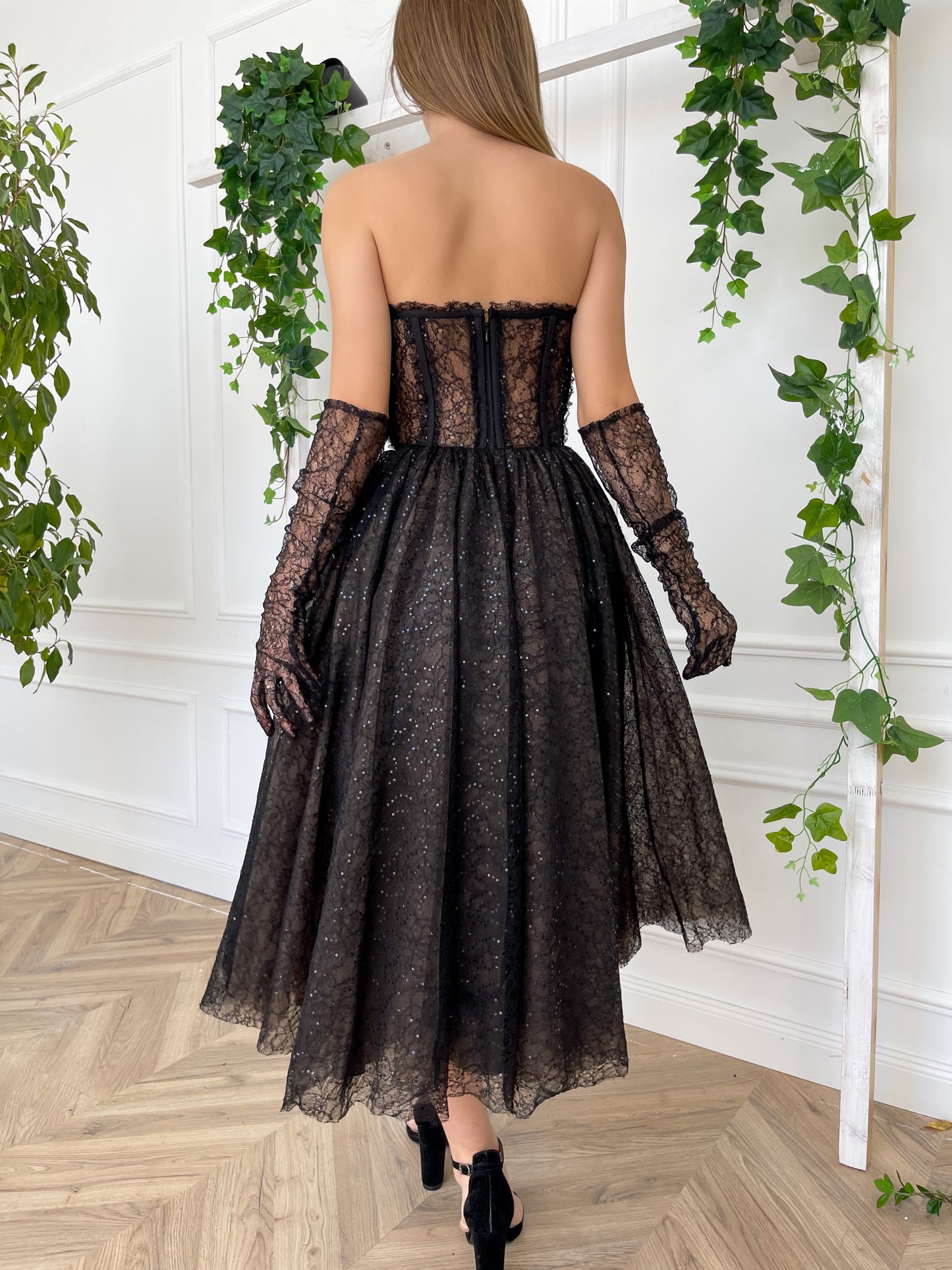 Black midi dress with no sleeves and gloves