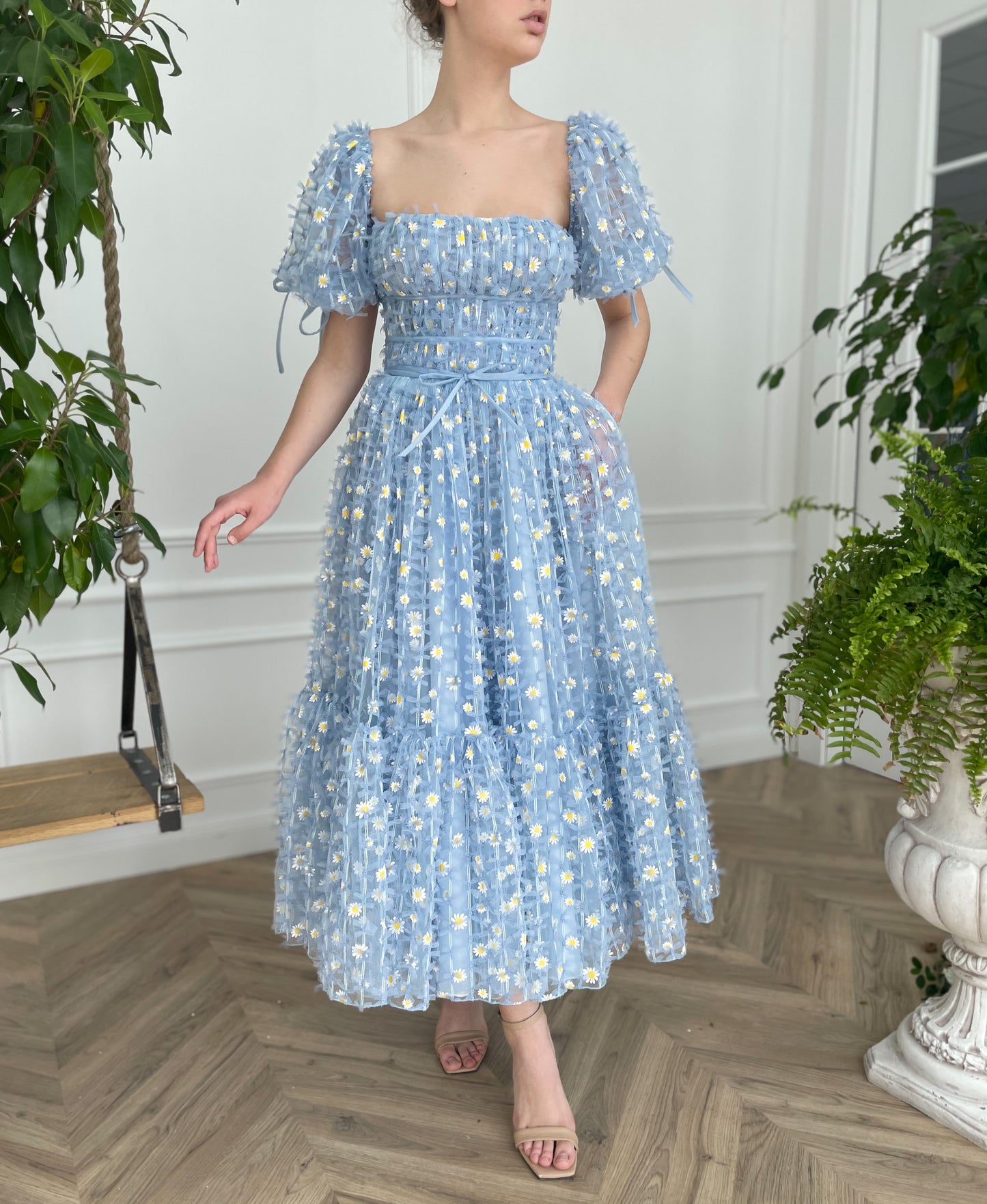 Blue midi dress with daisies and short sleeves
