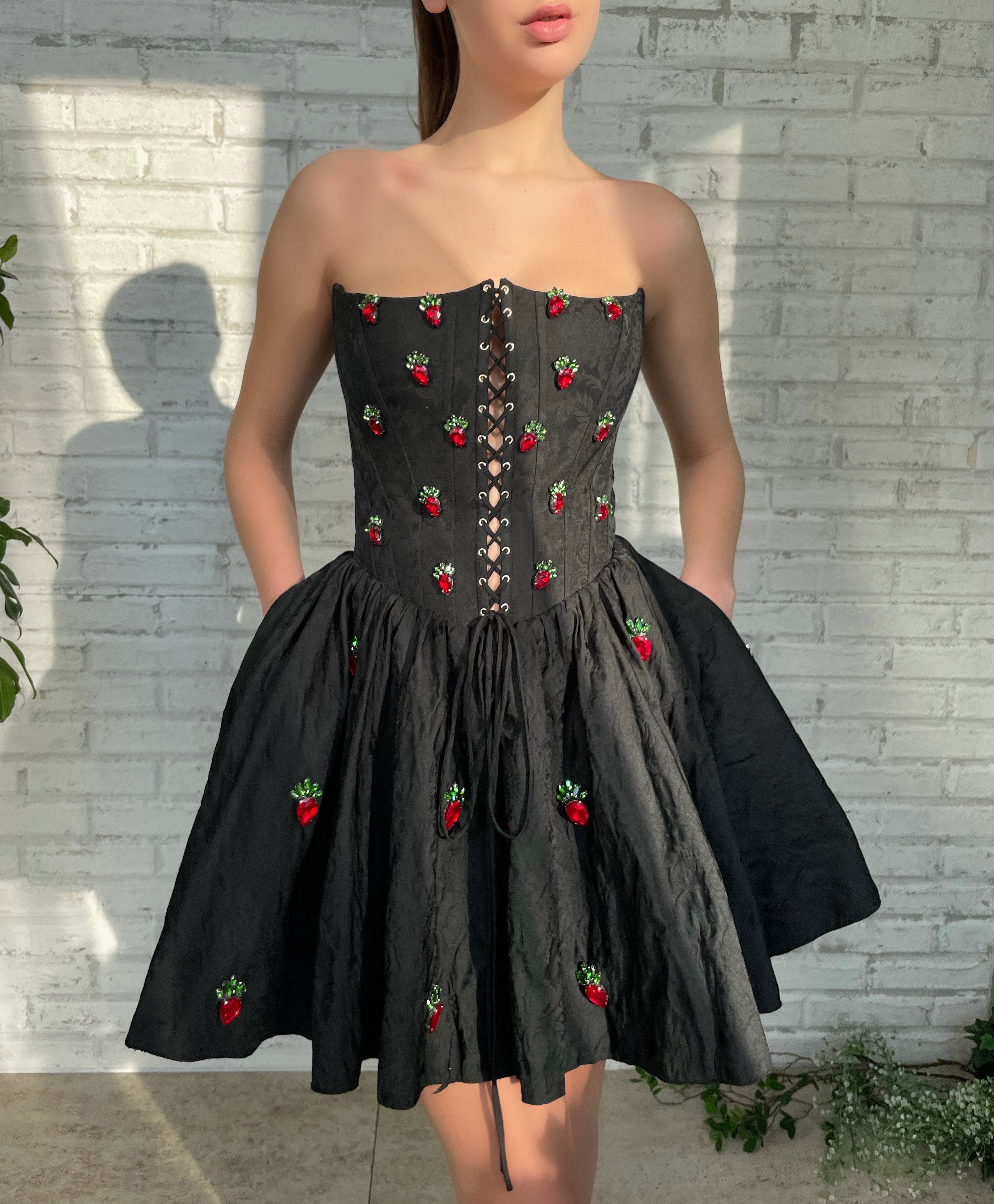 Black mini dress with no sleeves and embroidery