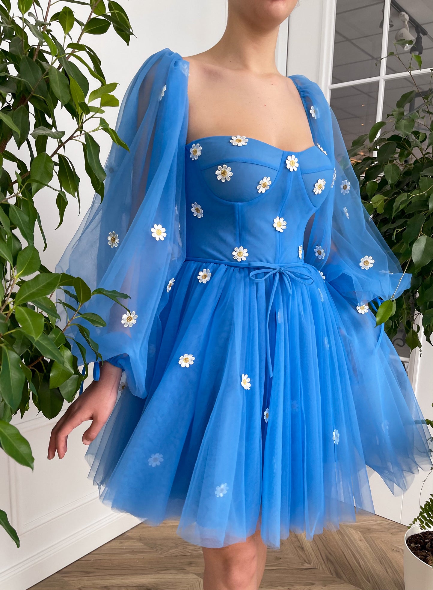 Blue mini dress with long sleeves and embroidered daisies