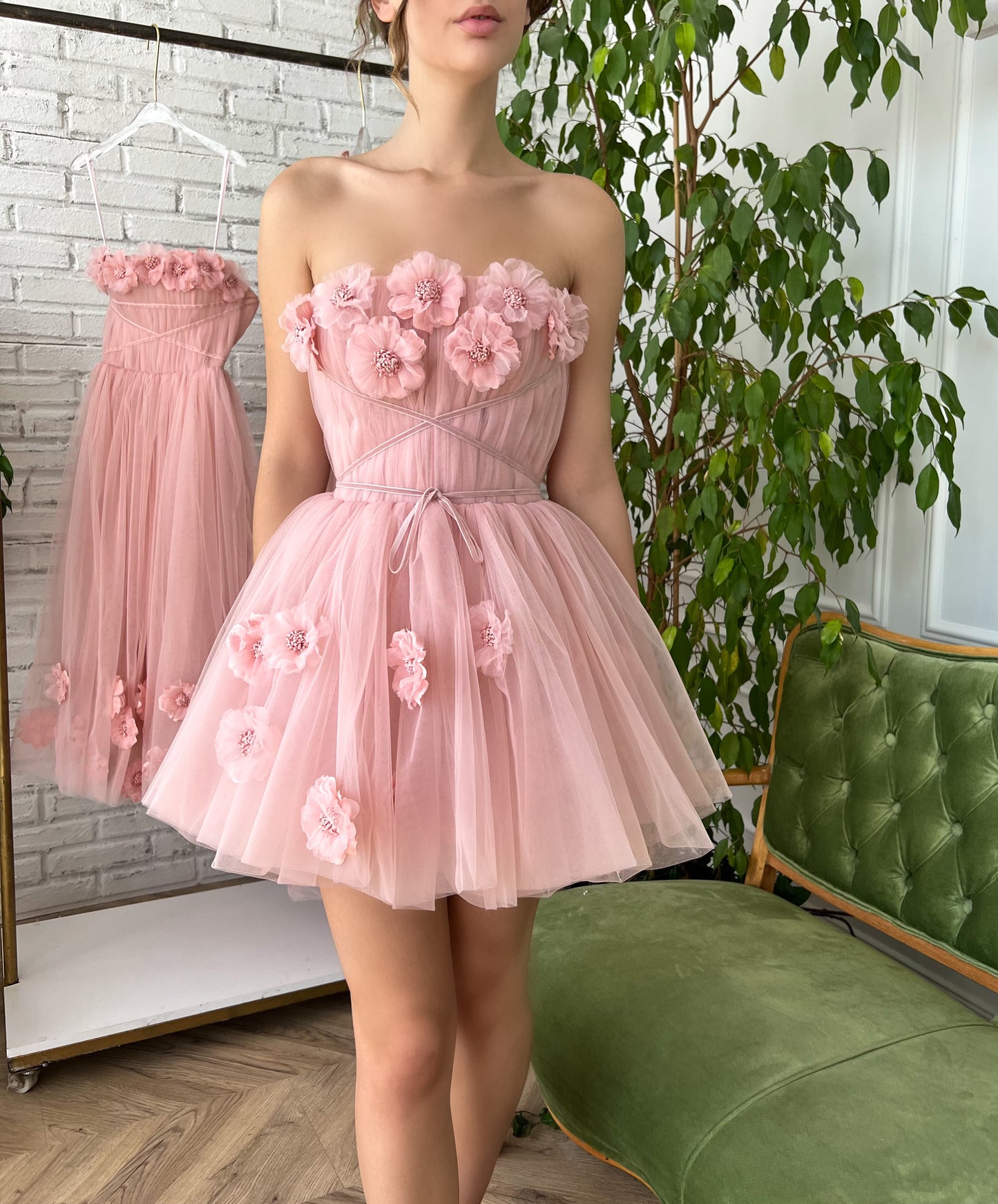Pink mini dress with no sleeves, embroidery and flowers