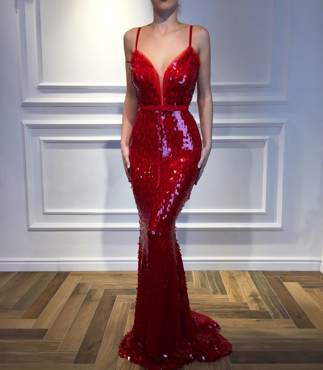 Red mermaid dress with spaghetti straps, v-neck and sequins